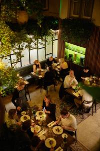 eine Gruppe von Personen, die in einem Restaurant an Tischen sitzen in der Unterkunft Hotel Skt. Annæ in Kopenhagen