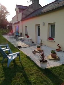 un patio con una silla y una casa en Kerlan, en Béganne