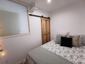 Schlafzimmer mit einem Bett und einem Fenster in der Unterkunft Ores du Roussillon grand studio climatisé extérieur in Villeneuve-lès-Avignon