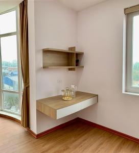 um quarto branco com uma prateleira e uma janela em Bảo An Home em Thái Nguyên
