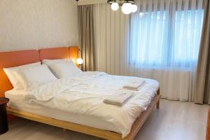 - une chambre avec un grand lit et 2 serviettes dans l'établissement Luxury Cozy Flat in Ortakoy daire 11, à Istanbul