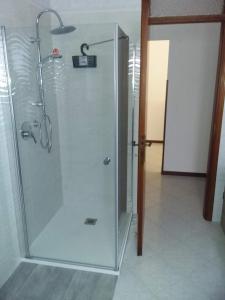 a shower with a glass door in a bathroom at Casa vacanza da Gina in Valeggio sul Mincio