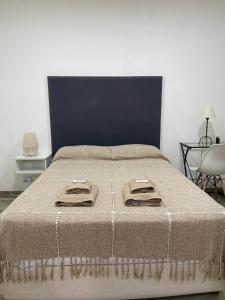 1 dormitorio con 1 cama con 2 toallas en DEPARTAMENTO CENTRICO en Buenos Aires