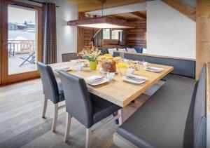une salle à manger avec une table et des chaises en bois dans l'établissement Chalet Macaron - Les Congères, au Grand-Bornand