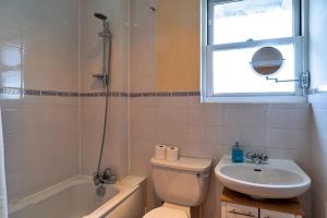 La salle de bains est pourvue de toilettes, d'un lavabo et d'une fenêtre. dans l'établissement Finest Retreats - Kanangra, à Teignmouth