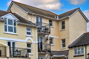 - un bâtiment avec des balcons sur le côté dans l'établissement Finest Retreats - Kanangra, à Teignmouth