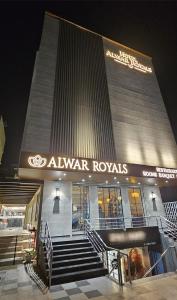 un edificio con una señal que lee la realeza del despertar en Hotel Alwar Royals, en Alwar