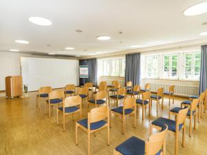 um quarto com cadeiras e um quadro branco numa sala de aula em Bildungshaus Neckarelz em Mosbach