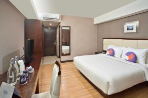 Postel nebo postele na pokoji v ubytování FOX Hotel Gorontalo