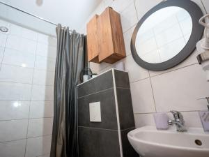 La salle de bains est pourvue d'un lavabo et d'un miroir. dans l'établissement SR24 - Stillvolles gemütliches Apartment 4 in Recklinghausen, à Herten