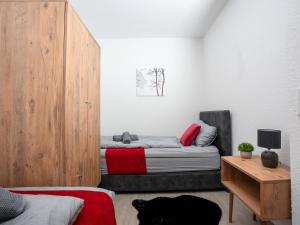 - une chambre avec un lit et une armoire en bois dans l'établissement SR24 - Stillvolles gemütliches Apartment 4 in Recklinghausen, à Herten