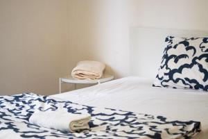Un pat sau paturi într-o cameră la Apartmán VLNA