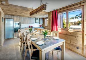 uma cozinha e sala de jantar com mesa e cadeiras em Chalet Sicoria - Les Congères em Le Grand-Bornand