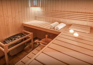 uma sauna com duas camas e uma mesa em Chalet Sicoria - Les Congères em Le Grand-Bornand