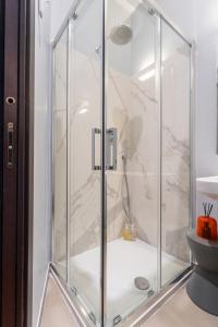 ローマにあるPgrhome Luxury Apartments Croceのバスルーム(ガラス張りのシャワー付)が備わります。