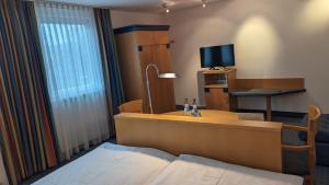 Postel nebo postele na pokoji v ubytování Hotel Gasthof Lang + 4 fotografie