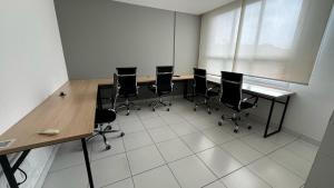 uma sala de conferências com uma mesa e cadeiras em Flat Wise SP em São Paulo