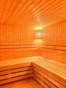 una sauna de madera con suelo y techo de madera en VitaPark Borysfen en Kiev