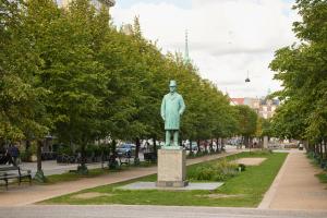 Una estatua de un hombre parado en un parque en Hotel Skt. Annæ en Copenhague