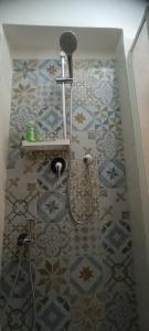 y baño con ducha y suelo de baldosa. en Corso Italia, en San Giovanni Valdarno