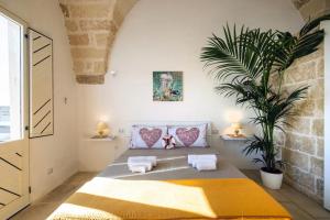 una camera con letto e pianta di Armonia Palace In Lecce With Panoramic View a Salice Salentino