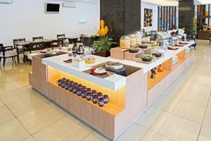 - une ligne de buffet dans un restaurant avec des plats en vedette dans l'établissement FOX Hotel Gorontalo, à Gorontalo