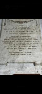 un mur en pierre avec écriture dans l'établissement Dimora Filangieri, à Naples