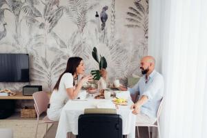 un hombre y una mujer sentados en una mesa en Vibra Experience Moorea, en Lido di Jesolo