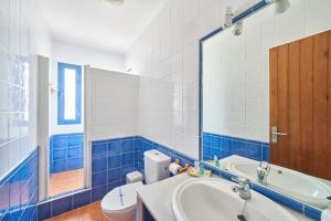 a bathroom with a tub and a toilet and a sink at Ricardo in San José +43 photos