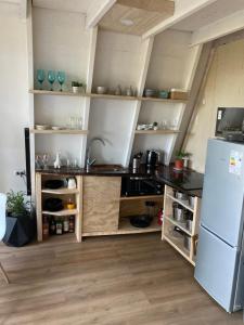 uma cozinha com um lavatório e um frigorífico em Alpina Liucura cabaña em Pucón