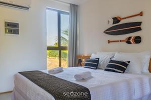 - une chambre avec un lit et une vue sur l'océan dans l'établissement Belo apto a 50m da praia de Tatuamanha TMHC104, à Tatuamunha