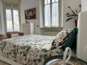 una camera da letto con un letto coperto di My Home by Sveva a Parma