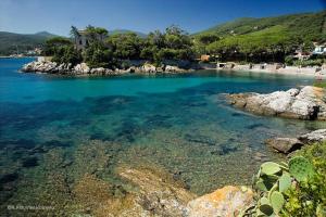 a view of a body of water with rocks at Attico cavo a pochi passi dal mare in Cavo