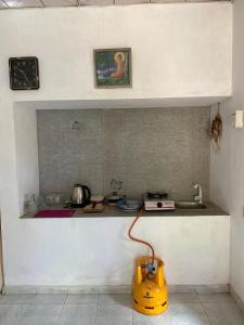 uma cozinha com bancada com vácuo amarelo em Art house hiriketiya em Dickwella
