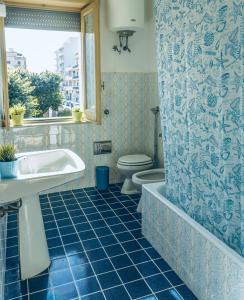 bagno con vasca, lavandino e servizi igienici di Casa della Villa Pozzallo a Pozzallo