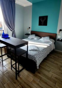 Un dormitorio con una cama y una mesa. en Al Binario Brescia en Brescia