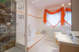La salle de bains est pourvue d'une douche, d'une baignoire et d'un lavabo. dans l'établissement Hotel - Gasthof Blume, à Oppenau