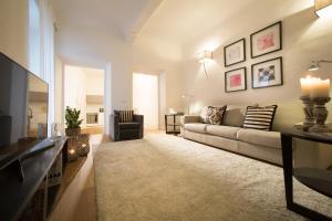 TB-One bedroom luxury apartment in the fashion district في فلورنسا: غرفة معيشة مع أريكة وطاولة