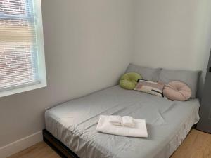 Una cama con dos toallas en una habitación en A Hidden Gem en Filadelfia