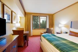 Habitación de hotel con cama y escritorio en Luxury Suite with kitchen & balcony in Suncadia Lodge, en Cle Elum