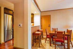 cocina y comedor con mesa y sillas en Luxury Suite with kitchen & balcony in Suncadia Lodge en Cle Elum