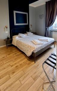 una camera con letto e pavimento in legno di Al Binario Brescia a Brescia