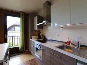 アヌシーにあるAppartement Annecy, 3 pièces, 6 personnes - FR-1-432-4のキッチン(シンク、コンロ付) 上部オーブン