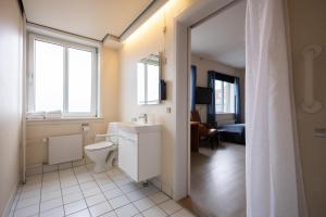Uma casa de banho em Milling Hotel Gestus