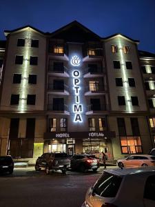 un hotel con un cartel en la parte delantera en Optima Collection Troitska en Dnipró