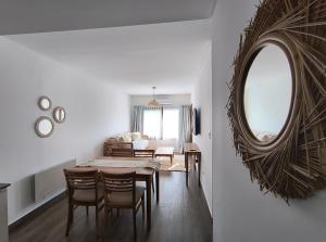 - une salle à manger avec une table et un miroir dans l'établissement Chadel Management Cafayate, à Cafayate