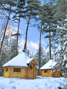 drewniany domek ze śniegiem w obiekcie La Roche aux Fées w mieście Lapte