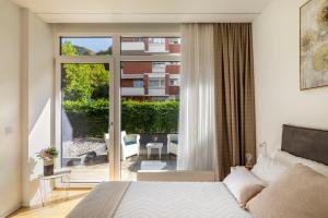 Voodi või voodid majutusasutuse Lake Modern Suites - Free Parking toas