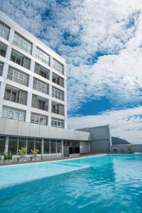 Bazén v ubytování FOX Hotel Gorontalo nebo v jeho okolí + 12 fotografií