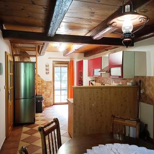 cocina con mesa y nevera en Chalet Horní Orlice, en Červená Voda